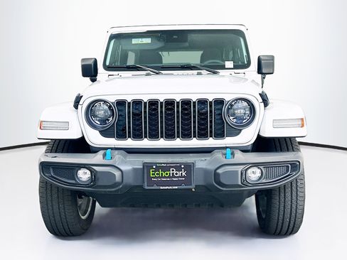 Used 2024 Jeep Wrangler Unlimited w/ LED Headlamp & Fog Lamp Group AWD/4WD image 2