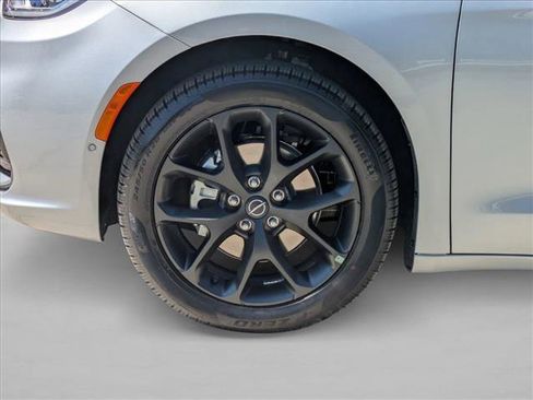 New 2026 Chrysler Pacifica Limited w/ S Appearance Package FWD image 17