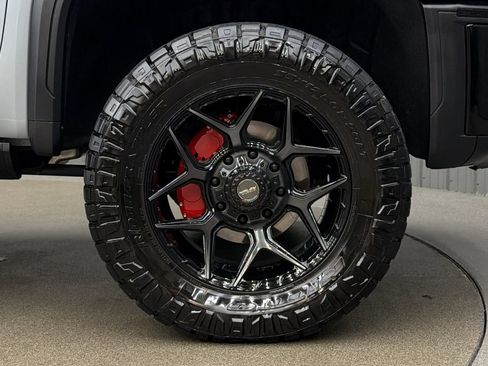 Used 2025 GMC Sierra 2500 AT4X AWD/4WD image 9