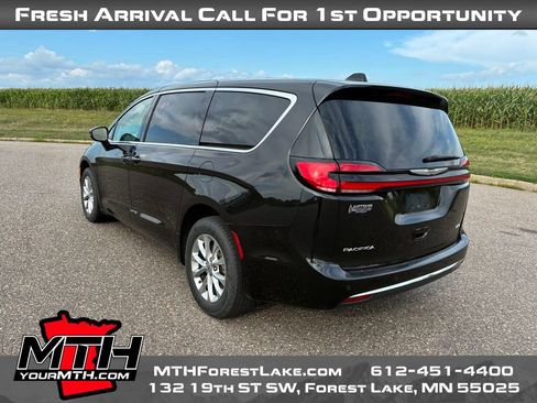 Used 2023 Chrysler Pacifica Touring-L AWD/4WD image 6