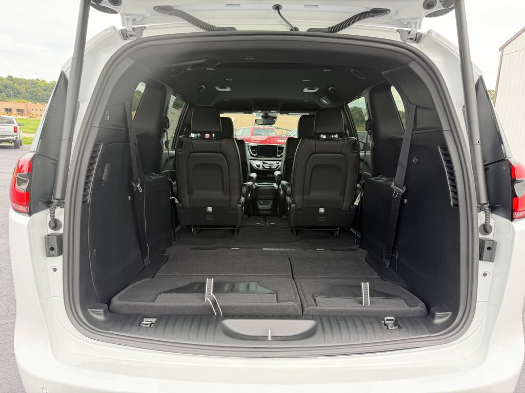 New 2027 Chrysler Pacifica Select AWD/4WD image 10