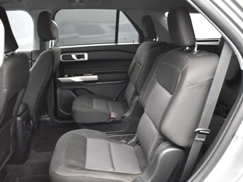 Used 2023 Ford Explorer XLT AWD/4WD image 12