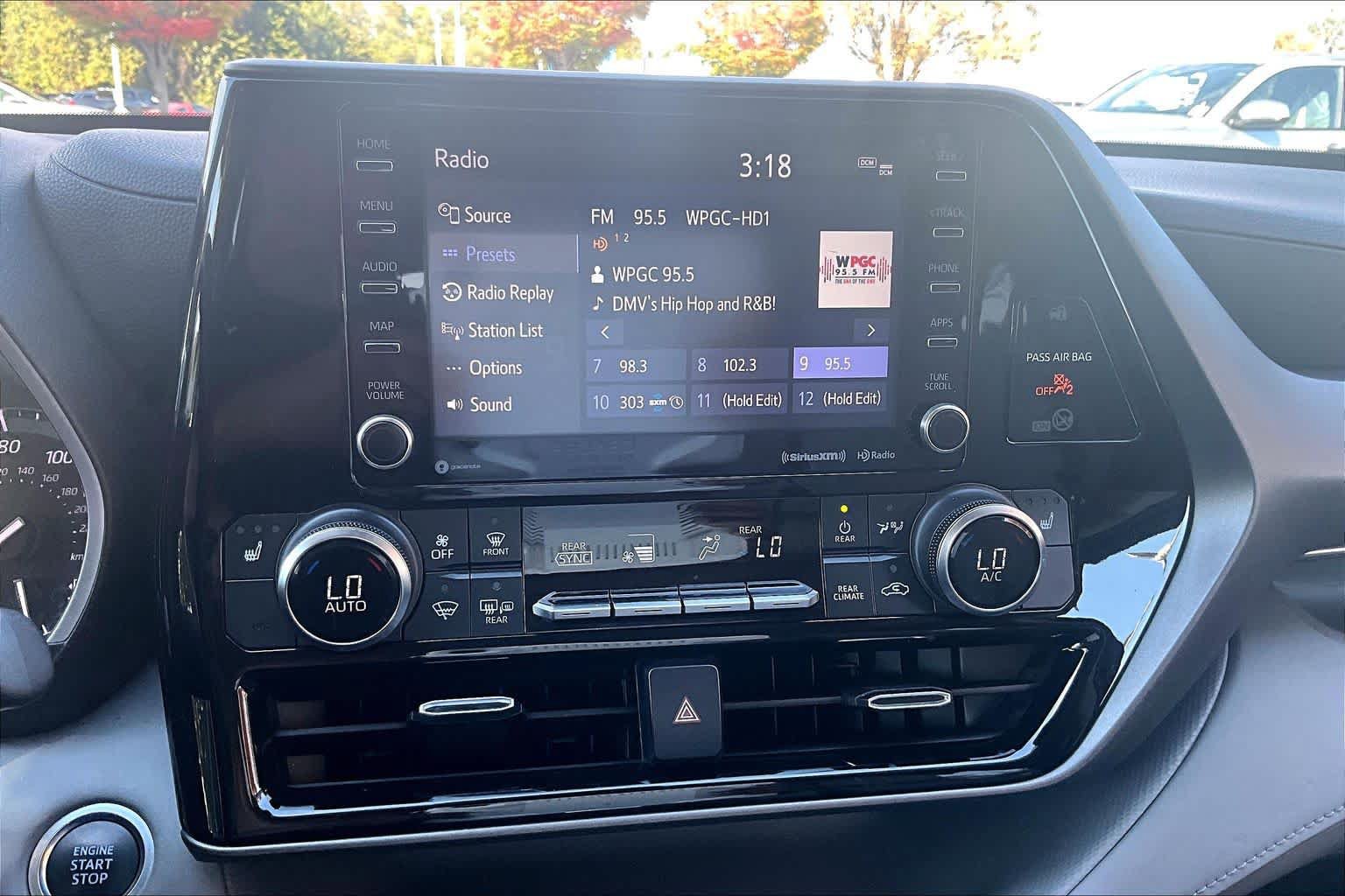 Used 2020 Toyota Highlander XLE AWD/4WD image 36