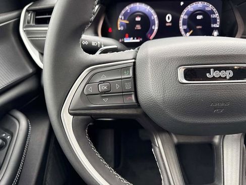 Used 2025 Jeep Grand Cherokee Laredo X image 15