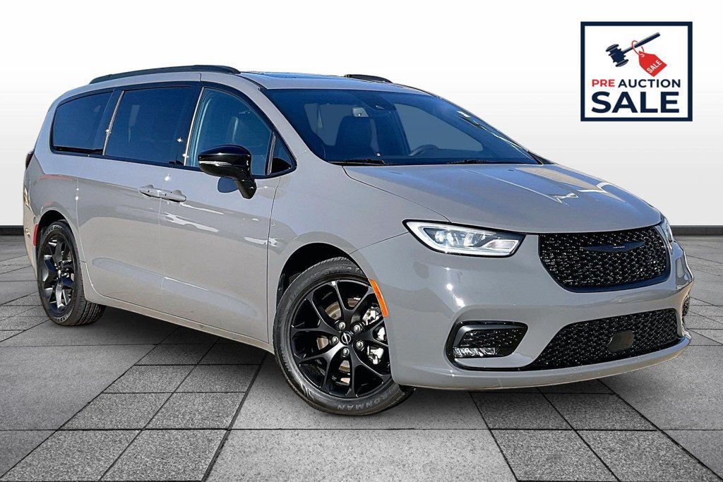Used 2025 Chrysler Pacifica Limited FWD image 2
