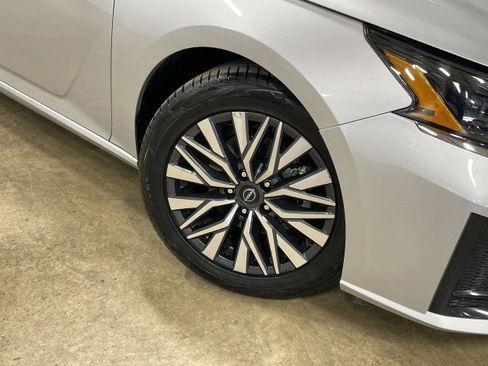 Used 2024 Nissan Altima 2.5 SV image 11