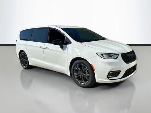 New 2026 Chrysler Pacifica Select image 3