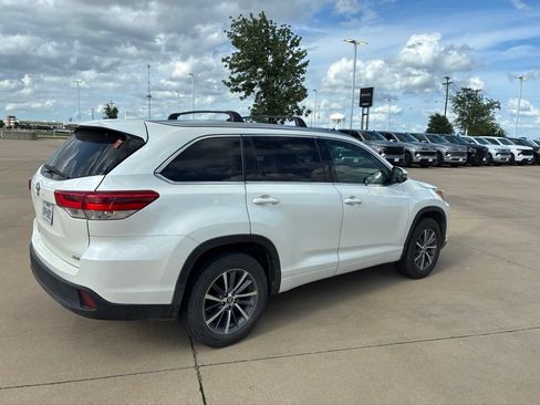 Used 2017 Toyota Highlander XLE FWD image 3