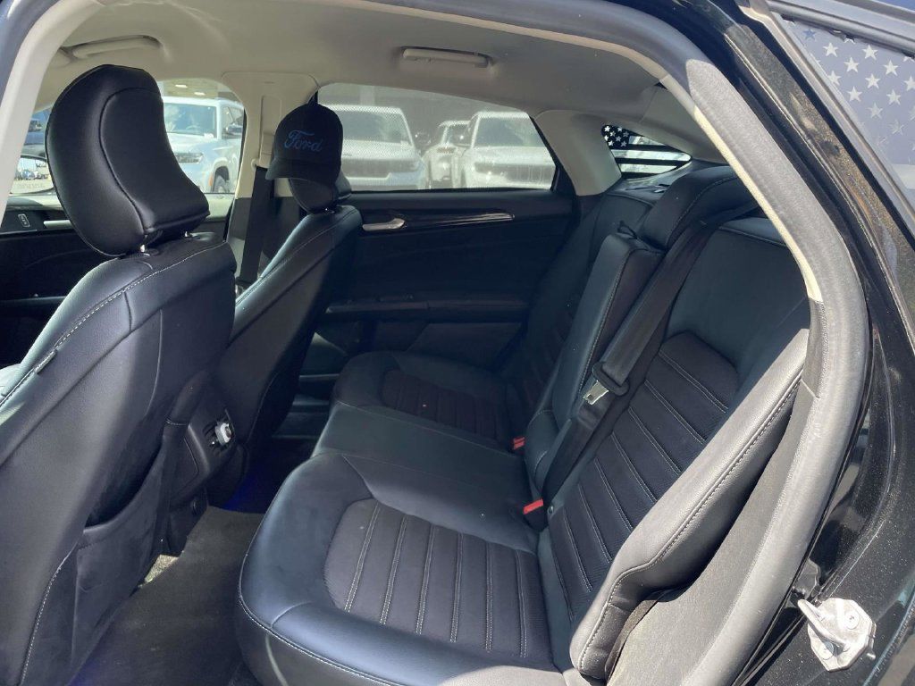 Used 2018 Ford Fusion SE w/ Equipment Group 201A FWD image 14