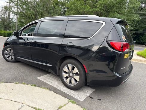 Used 2019 Chrysler Pacifica Limited w/ Advanced Safetytec Group FWD image 5
