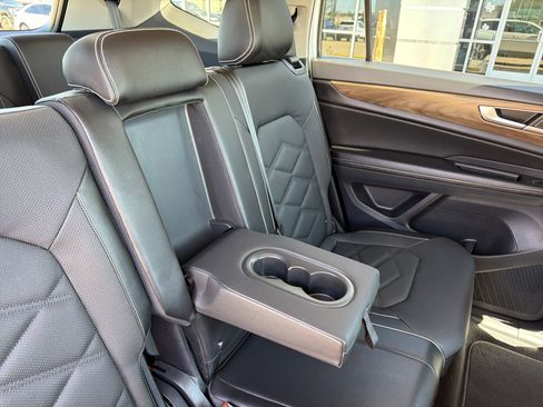 Used 2024 Volkswagen Atlas SE image 11