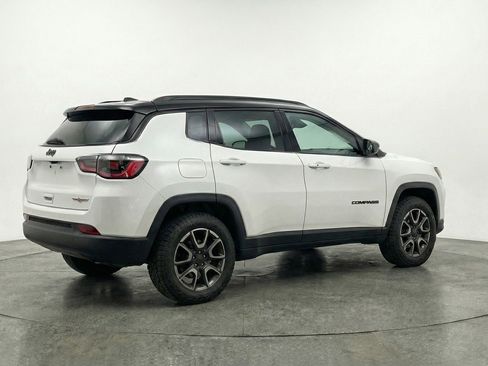 Used 2025 Jeep Compass Trailhawk AWD/4WD image 9