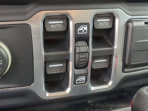 Used 2019 Jeep Wrangler Unlimited Sahara AWD/4WD image 17