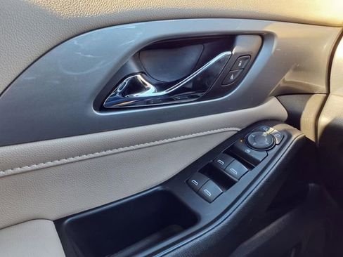 Used 2023 Chevrolet Traverse LS image 18