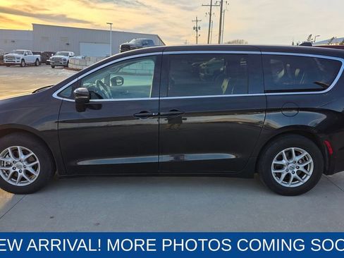 Used 2023 Chrysler Pacifica Touring-L image 2
