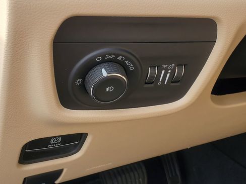 Used 2024 Jeep Grand Cherokee Limited w/ Luxury Tech Group II image 17