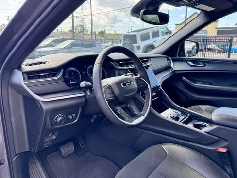 Used 2024 Jeep Grand Cherokee Altitude RWD image 12