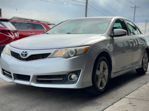 Used 2014 Toyota Camry SE w/ Moonroof Package FWD image 5