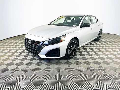 Used 2024 Nissan Altima 2.5 SR FWD image 5