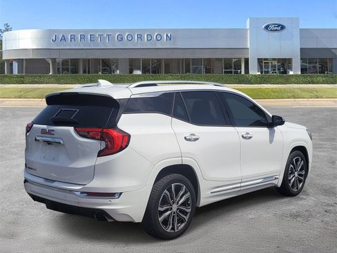 Used 2020 GMC Terrain Denali w/ Denali Premium Package FWD image 4