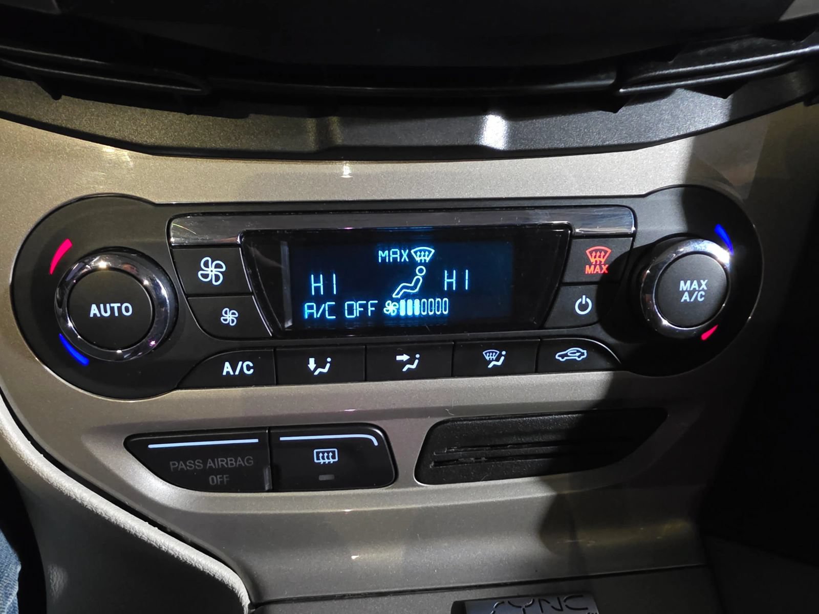 Used 2012 Ford Focus SEL w/ SEL/Titanium Winter Pkg FWD image 15