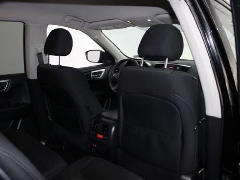 Used 2019 Nissan Pathfinder S image 18