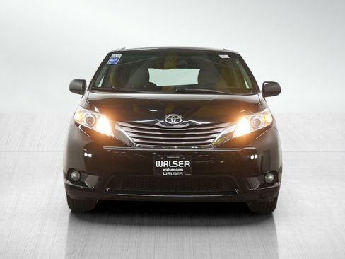 Used 2017 Toyota Sienna XLE image 8