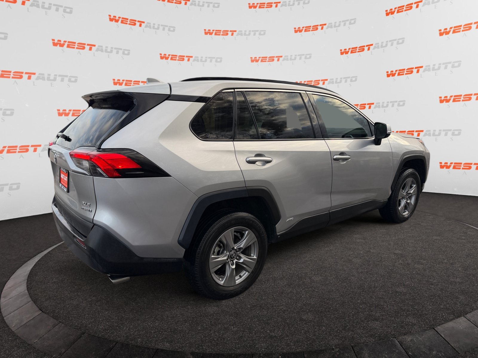 Used 2022 Toyota RAV4 XLE w/ Convenience Package AWD/4WD image 5