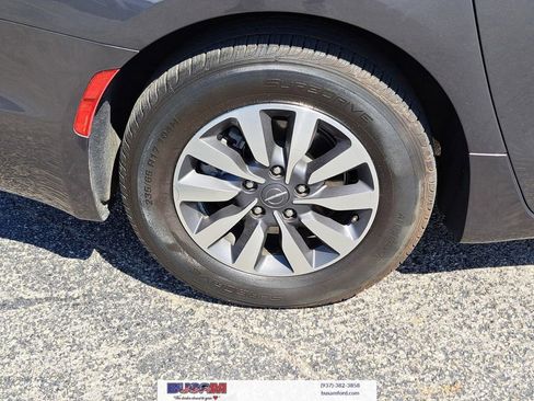 Used 2022 Chrysler Pacifica Touring-L w/ Uconnect Theater Family Group image 5