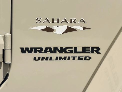 Used 2017 Jeep Wrangler Unlimited Sahara w/ Connectivity Group AWD/4WD image 9