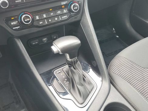 Used 2022 Kia Niro LXS FWD image 15