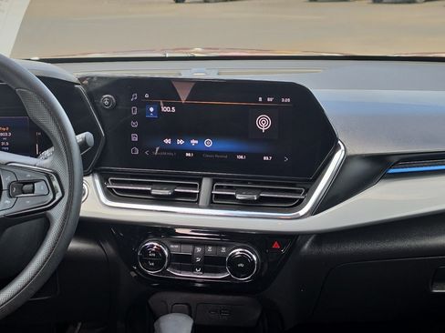 Certified 2025 Chevrolet Trax LT FWD image 22