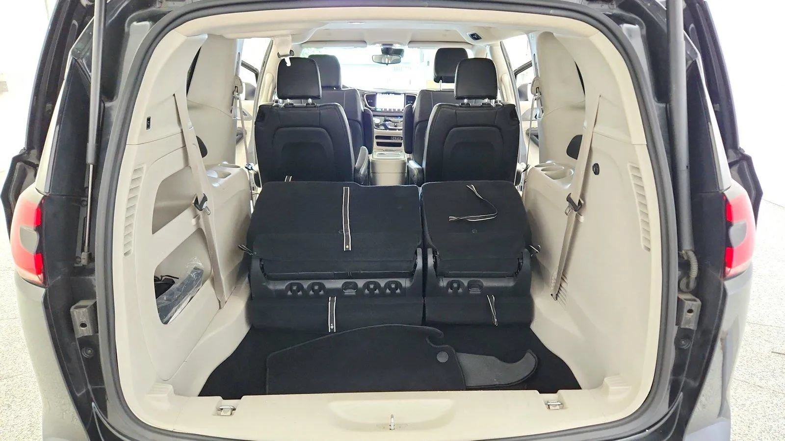 Used 2023 Chrysler Pacifica Touring-L FWD image 29