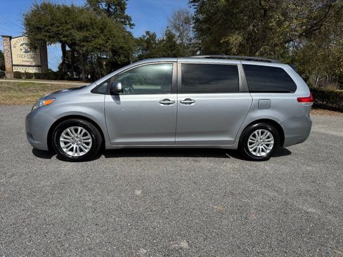 Used 2013 Toyota Sienna XLE FWD image 3