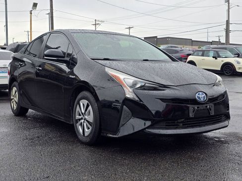 Used 2017 Toyota Prius Two w/ Carpet Mat Package FWD image 4