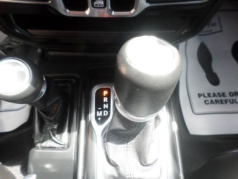 Used 2022 Jeep Wrangler Unlimited Sahara AWD/4WD image 17