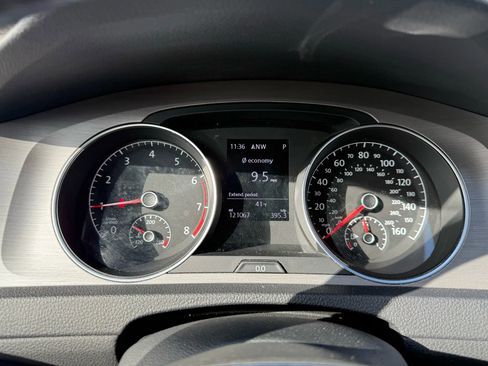 Used 2017 Volkswagen Golf S image 38