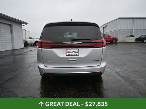 Used 2024 Chrysler Pacifica Touring-L image 13