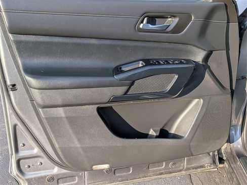 Used 2022 Nissan Pathfinder SV image 9