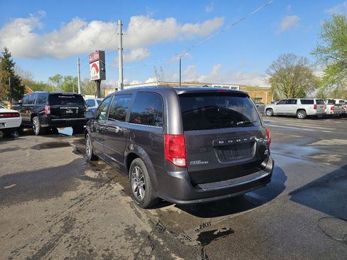 Used 2017 Dodge Grand Caravan SXT w/ Driver Convenience Group image 8
