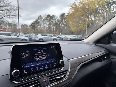 Used 2025 Nissan Altima 2.5 SV FWD image 36