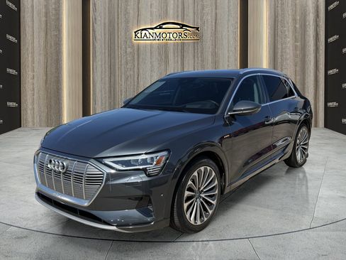 Used 2019 Audi e-tron Prestige w/ Prestige Package image 3