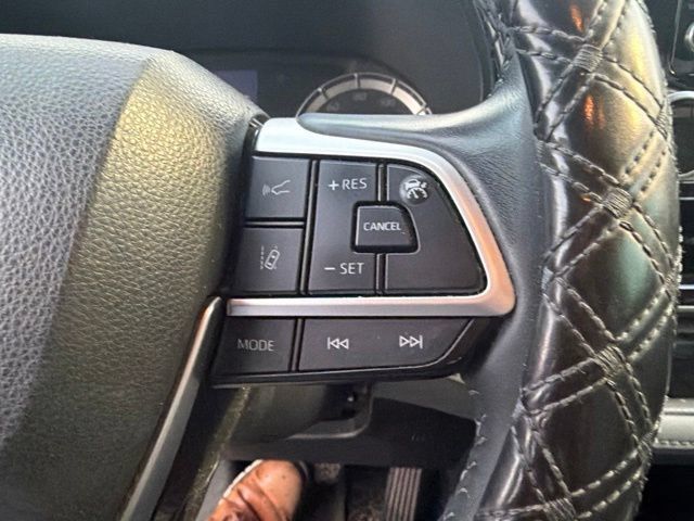 Used 2022 Toyota Highlander LE AWD/4WD image 13