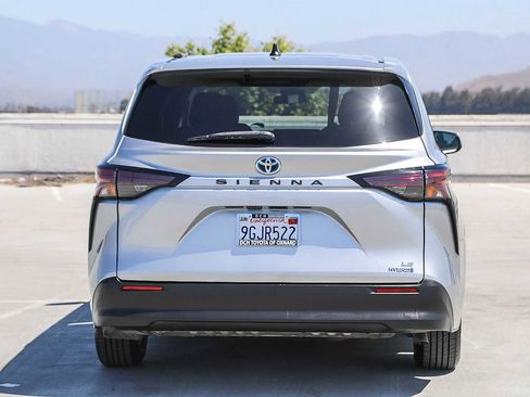 Used 2023 Toyota Sienna LE FWD image 6