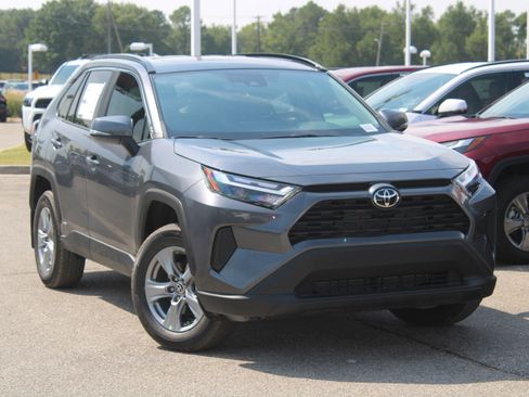 Used 2025 Toyota RAV4 XLE w/ Convenience Package image 6