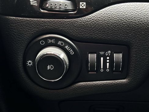 Used 2021 Jeep Cherokee Latitude Plus FWD image 21