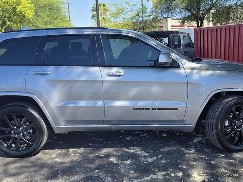 Used 2018 Jeep Grand Cherokee Altitude AWD/4WD image 3