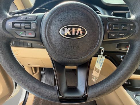 Used 2018 Kia Sedona LX FWD image 29