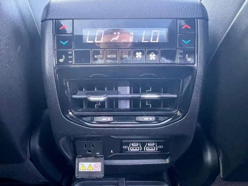 Used 2022 Jeep Grand Cherokee Overland w/ Luxury Tech Group IV image 12