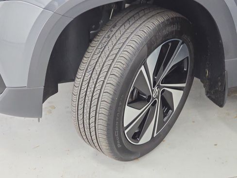 Certified 2024 Volkswagen Taos SE image 32